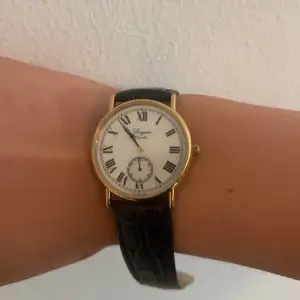 En Vintage Longines klocka (samlarobjekt) från 1990- talet. Svart läder band med guld kant. Värdet ligger på ca 4000kr. Säljer min för 3000kr. 💛 OBS: Söndrig kamera därav den suddiga bilden