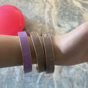 3 stycken jätte fina armband i 2 olika färger en lila och två brun, beiga kostar 100 kr styck💕