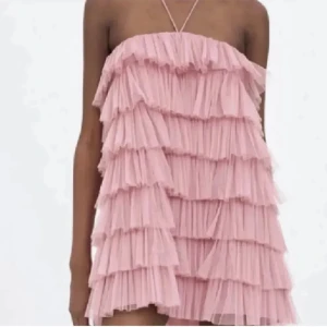 Zara klänning - populär volang klänning från zara, superfint skick. Storlek M men passar på mig som vanligtvis bär XS/S