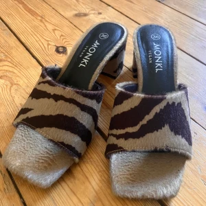 Tiger mönstrade lågklackar - Jätte söta tiger mönstrade skor till vår/sommar. Jag har för många skor och behöver tyvärr sälja dessa till nån som kommer ha användning för dom mer än mig. Använt enbart 2 gånger och dom är i fint skick och i storlek 36