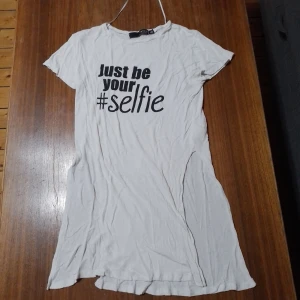 Lång T-shirt  - Står Artist Clothing på lappen Slit i sidorna Några små hål här och där men inget stort  Katt finns i hemmet