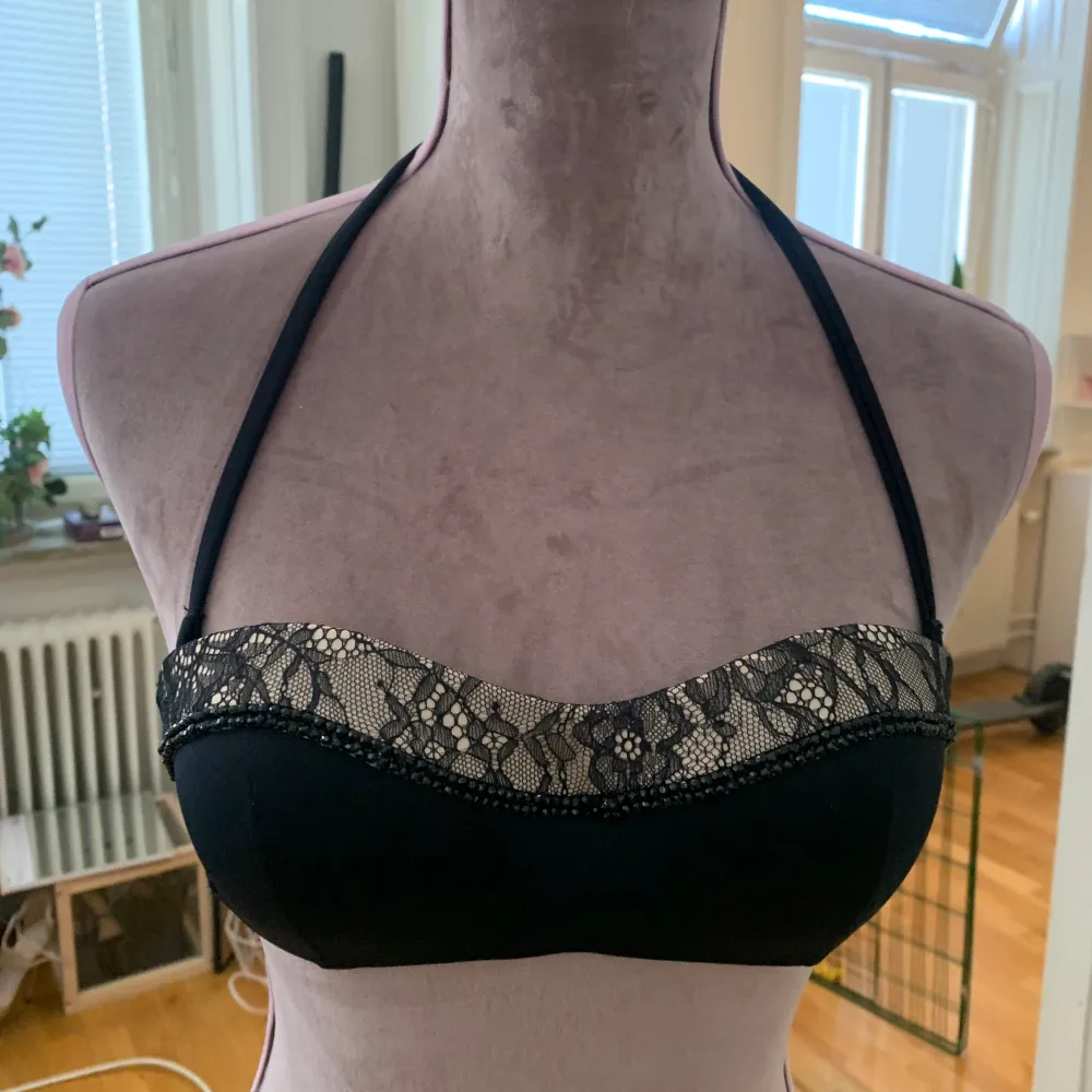 Helt nya bikinitoppar från Calzedonia år 2016. Denna säsong var och är fortfarande en favorit bland alla senare års kollektioner. Samtliga toppar är i storlek S/75.. Toppar.