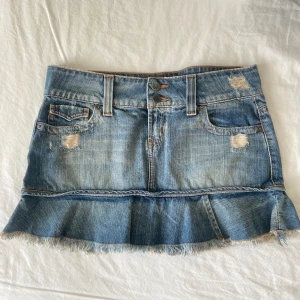 Jeanskjol med volang - Såå snygg Volangkjol med volang som tyvärr är för liten för mig (kan inte skicka bild på) 💕 står size 9 i den men skulle säga att det är en 38 ungefär❤️