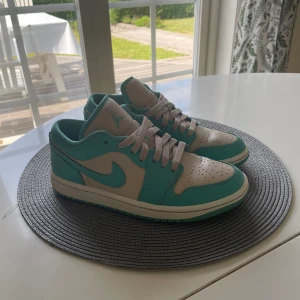 Jordan 1 Low - Säljer nu mina Jordan 1 low i färgen turkos och beige. Skorna är i väldigt fint skick och andvända fåtal gånger. Vid frågor hör gärna av er