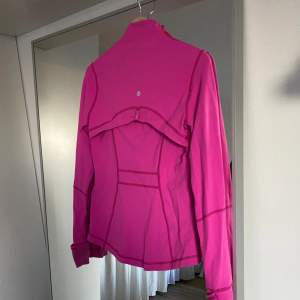 Rosa Lululemon träningsjacka/tröja köpt i Colorado Springs, USA. Nypris ca. 1 300:- SEK  Passar Strl 38-40