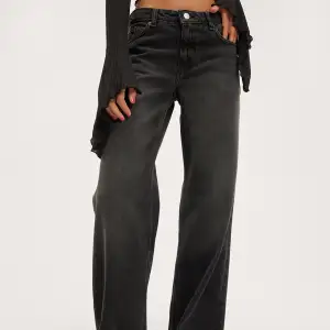 Jätte fina Carin Wester baggy jeans svarta storlek 36 som jag har haft på mig ett par gånger bara, köpt för 700❤️