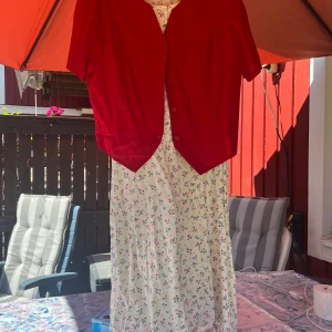 Kort armad kläning med röd kofta  - Kort armad kläning med röd kofta 