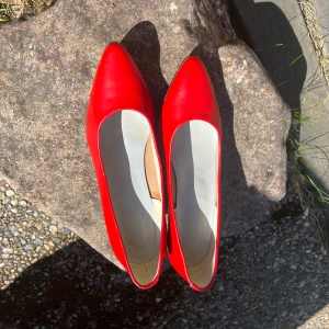 Röda klackskor  - Röda klackskor i storlek 38, superskönt att gå i 