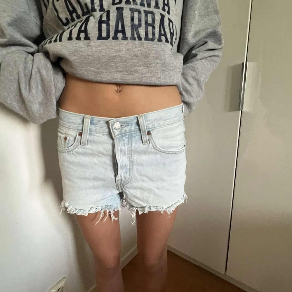 Jätte fina Levis shorts köptes för ca 500kr på deras butik i Stockholm förra sommaren! Använda en sommar men bra skick. Storlek S . Har inte fler bilder ❤️ . Shorts.