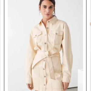Other Stories beige jeansklänning med bälte - Jeansklänning från & Other Stories med långa ärmar och löstagbart bälte. Storlek 36 men passar även 38.