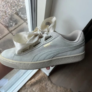 Supersnygga Pumaskor🤍🤍 - Säljer dessa supersnygga Pumakorna som är köpta på vinted men helt oanvända av mig!❤️de är i väldigt fint skick! Det följer även med ett par extra band som är randiga!