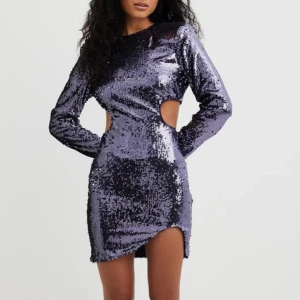 Glitter klänning - Helt ny klänning som lappen sitter kvar på. Den passar någon som har storlek S. Nypris ca 550kr