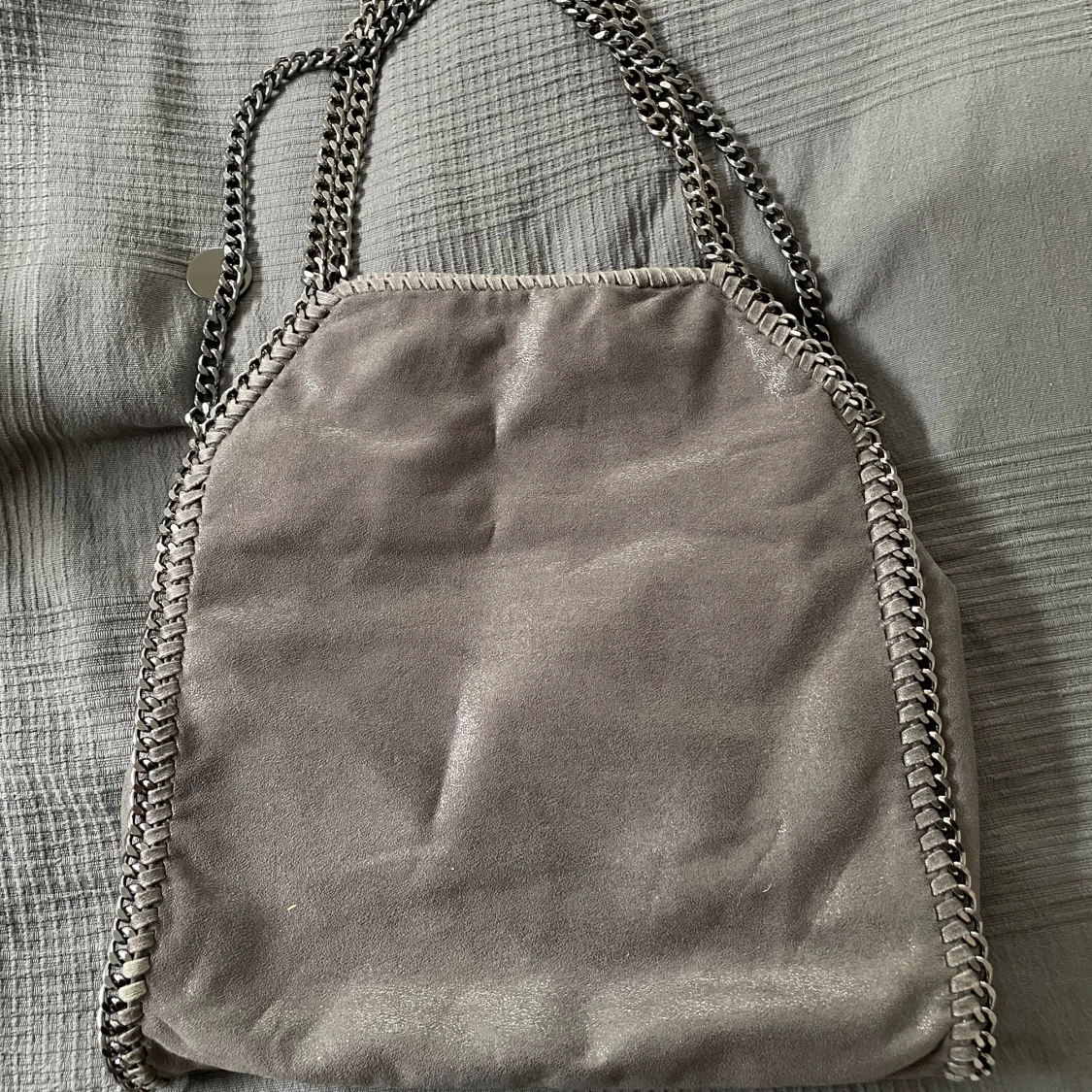 En grå väska med kedjor - 90