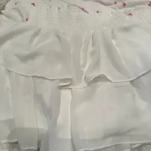 Jättefin vit kjol som jag aldrig använt 💗💗