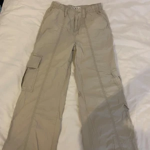 Baggy pants - Säljer baggy cargos från carlings. Använda få gånger men är i bra skick, lite slitage längst ner i benet men annars defektfria.