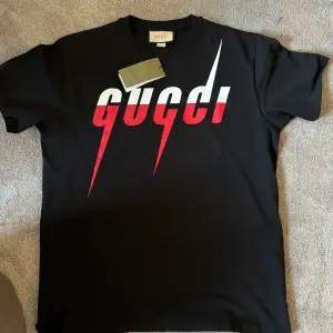 Gucci T shirt o använd Over Size sitter 