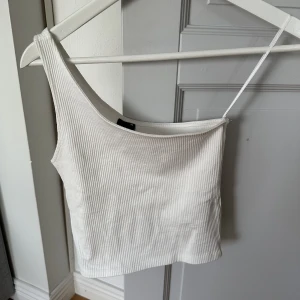 One shoulder linne - Ribbat one shoulder linne från ginatricot i strl XS. Sparsamt använt! 40kr + frakt