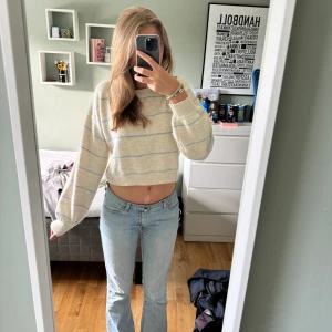 Stickad tröja  - Säljer denna stickade tröja, den är croppad men så gullig o fint randigt  mönster. Köpte för länge sen men har aldrig använt så den är i bra skick och är så skön i materialet  