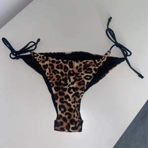 Helt oanvända leopard bikinitrosor.