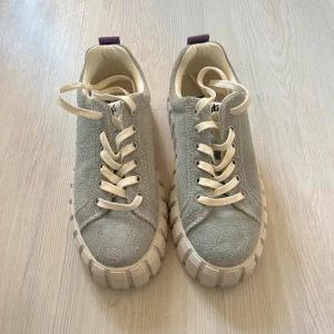 Eytys skor - Intressekoll på dessa skor från Eytys i modellen Odessa. Ljusblå i mocka, säljs inte längre. Storlek 37. Köpt begagnade men i jättebra skick🫶🏻 Köparen står för frakt (bilder lånade från hon jag köpte av) 