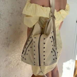 Trendig axelremsväska - Säljer nu min trendiga axelremsväska jag köpt på en marknad utomlands, jätte rymlig. har använt ett väldigt fåtal gånger. As ball och snygg! 💗💋