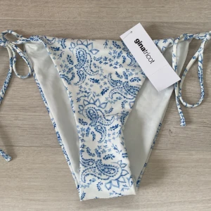bikiniunderdel - jättefin bikiniunderdel från gina, som jag säljer då jag köpte fel storlek av misstag💘den är alltså varken testad eller använd (har därför plastgrejen kvar) och är helt slut i denna storlek på hemsidan! köptes för 179, säljer för 119