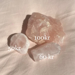 Rose Quartz  - Säljer ett 3 kristaller och om man vill köpa separat alltså en eller två av kristallerna smsa mig! Tillsammans blir dom 190kr! 💓haft dom länge och är riktiga 