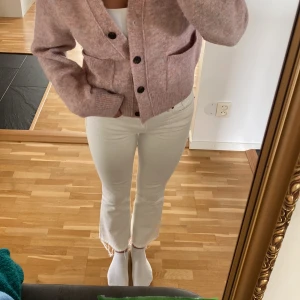Vita jeans - Vita jeans, lite utsvängda där nere och kortare i modellen. De är näst intill nya! 