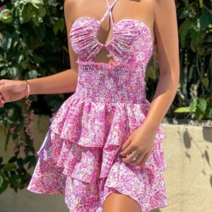 Rosa klännibg - Den trendiga klänningen som syns på hela tiktok! Helt ny från Shein, helt oanvänd, råka köpa två st så säljer ena. Supersnygg till sommaren, det är storlek S💕 99kr + frakt (66kr)