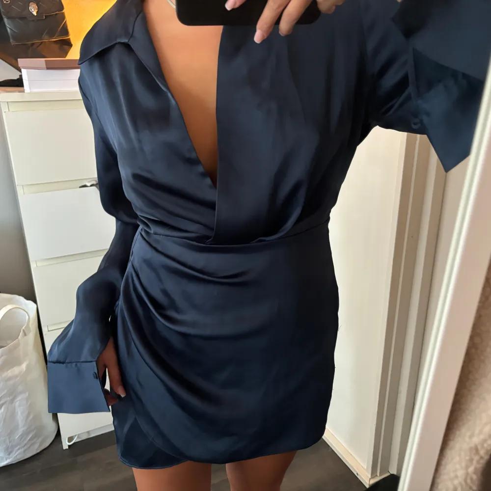 Säljer denna snygga klänningen från Zara i storlek M, den är lite ”nopprig” på vissa ställen som visas på sista bilden men inget som syns uppenbart💙. Klänningar.