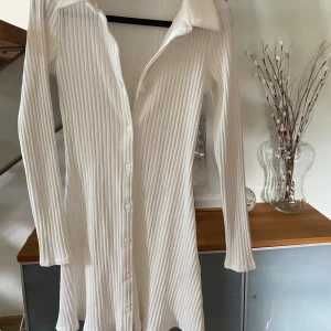 Vit klänning - Vit klänning från Divided, H&M strl. 36