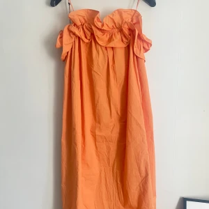 Sommarklänning  - Säljer denna snygga sommarklänning i storlek S, köpte den för några dagar sen  men den var tyvärr lite för stor för mig, så den är i nysick!💞💞💞