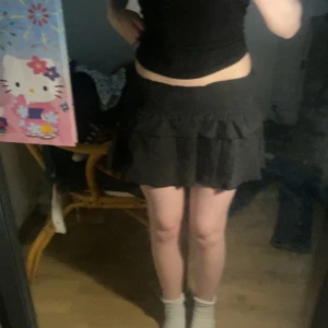 Söt kjol - Använde den typ 2 ggr förra sommarn. materialet är linne💕 