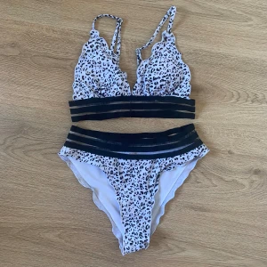 Bikini - En fin bikini i fint mönster. Underdelen har medelhög midja.  Överdelen har vadderingar som går att ta ut. Använd nån enstaka gång men såklart tvättad🌷✨ Kontakta gärna mig vid funderingar! 