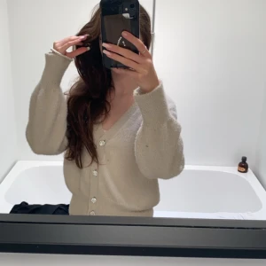  kofta  - Bra skick inte använd så mycket, skön och passar till mycket storleken kan även passa på folk som har storlek xs som mig 