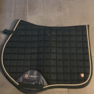 Trinity schabrak  - Väldigt snyggt schabrak säljes. Säljer då jag ej rider längre. Bra skick inte hål eller stora fläckar/märken! Priset går att diskutera!😊😊