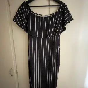 En fin svart klänning med vita ränder, perfekt inför sommaren (pris kan diskuteras)