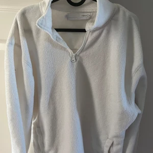 Vit fleece tröja - Väl använd men inga defekter, endast lite urtvättad så den är lite nopprig (se bilder), men annars jätte fin och den är varm och mysig. Storlek L och är från nowOn.  Skriv för mer info eller bilder! 💕