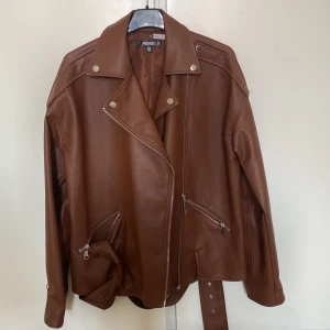 Skinnjacka - Säljer min skinnjacka som jag bara har använt några gånger. Den är jätte fin och nästa helt ny. 