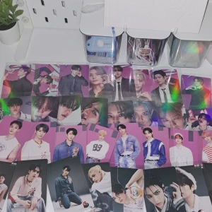 Straykids LomoCards - 32st lomo cards, 16 vanliga och 16 holografiska🧸 8 st för 30kr🫧 16 st för 50kr🤍 32 st för 75kr🫶🏻