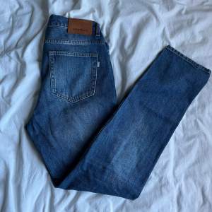 Tja, Säljer ett par Nya Woodbird Jeans, ej använda. Regular i passformen, vet inte riktigt vad modellen heter. Nypris runt 1200 kr. Hör av er vid frågor eller funderingar!