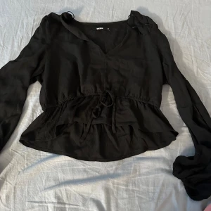 Fin svart topp🖤 - Fin svart topp, aldrig använt, från bikbok🖤