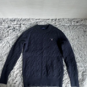 Gant Kabelstickad - Gant Kabelstickad bomullströja i storlek XS/S, säljer pågrund av att jag har vuxit ur den. Nyskick och endast använd få enstaka gånger. Nypris 1400kr  (Går att diskuteras) Hör av dig om du undrar över något🤝