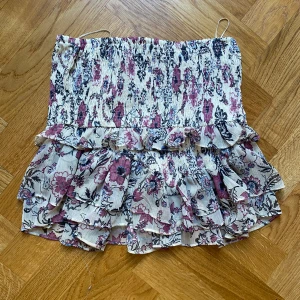 Zara kjol! - Säljer denna mycket eftertraktade kjolen från zara! Så fin nu till sommaren! Strl xs men den är stretchig så den passar en s och m också enligt mig.