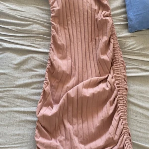 Rosa tajt klänning  - sitter fint på kroppen jätte fin till stranden 