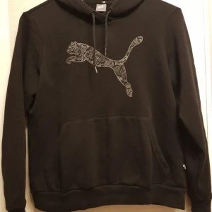 Puma Tjok tröja Hoody Strl S  - Puma Tjok tröja Hoody Strl S (står L men de är en S) Skick som ny använd ca 2gånger Matrial Bomull 86% Polyester 34% Tvättas i 40 grader