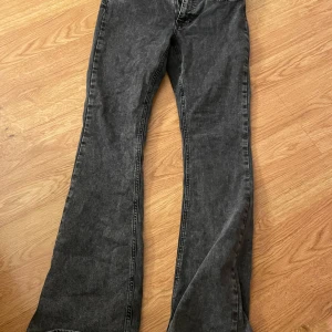 Perfect bootcut jeans från gina  - Dom är lite söndertrampade men skulle säga att dom funkar bra för ett lågt pris