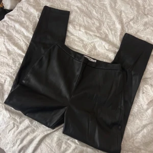 Läderbyxor i svart  - Läderbyxor i svart, storlek 38. Liten i storlek. Nyskick 
