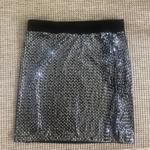 Paljettkjol glitterkjol - Paljettkjol från Sisters point som jag säljer av inför flytt❤️ det saknas några paljetter på baksidan och därav priset. Kom gärna med prisförslag! Står XS i men passar även S! 