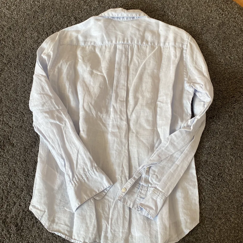 Säljer denna linneskjorta från Uniqlo. Den är i bra skick och använts någon gång. Köpte den för ca 600 men säljer för 100.. Skjortor.